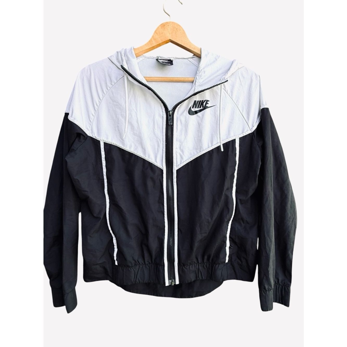 Nike Sportswear Windrunner Jacket Womenâs Sz Medium Lightweight Cn6910-011